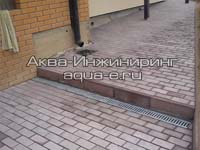 Лоток с решеткой в тротуарной плитке